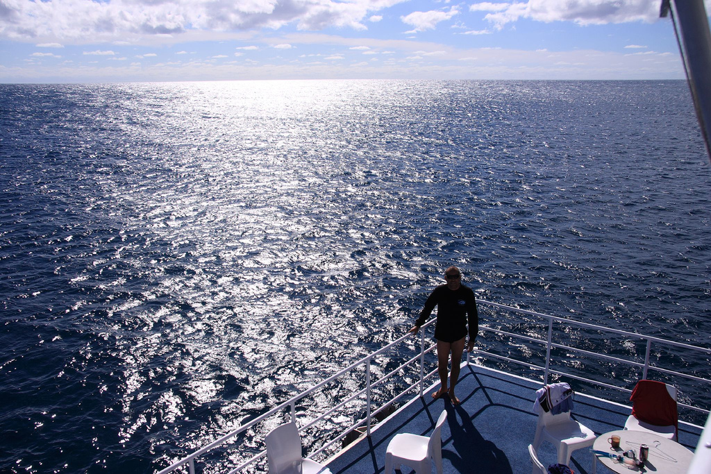 潜水员在穿上准备下水